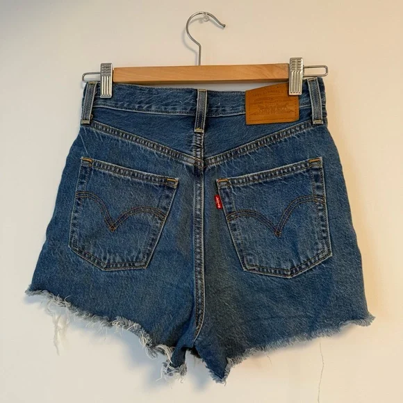 Levi’s Ribcage Shorts - Picture 2 of 3